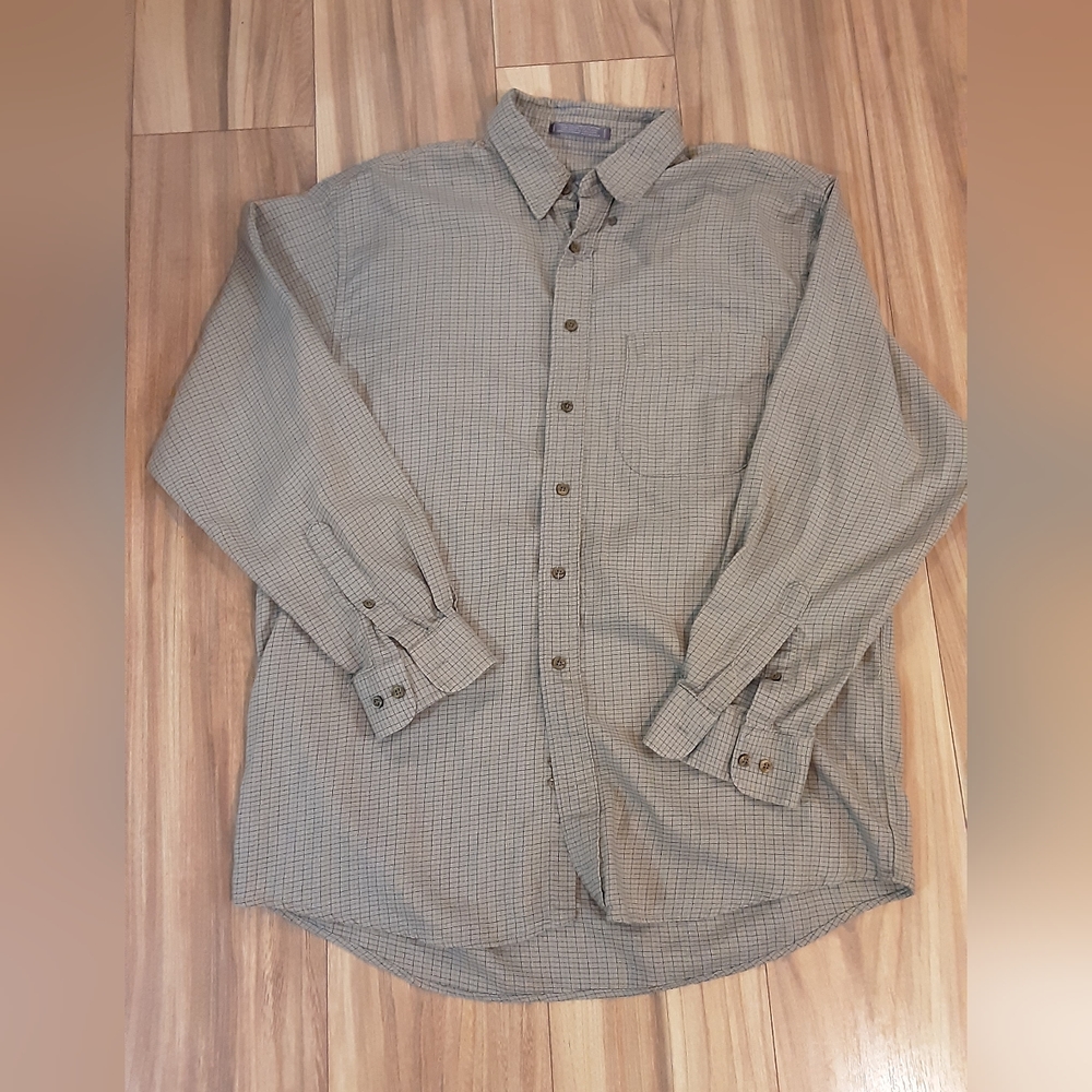 Forsyth of Canada Men's Fine Combed Cotton Button Down Shirt.